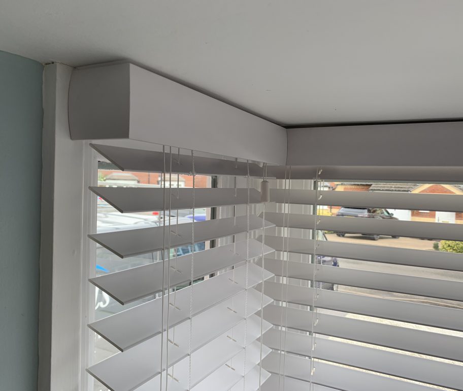 Cassette for venetian blinds in a bay window