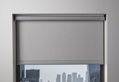 Zero deflection roller blinds