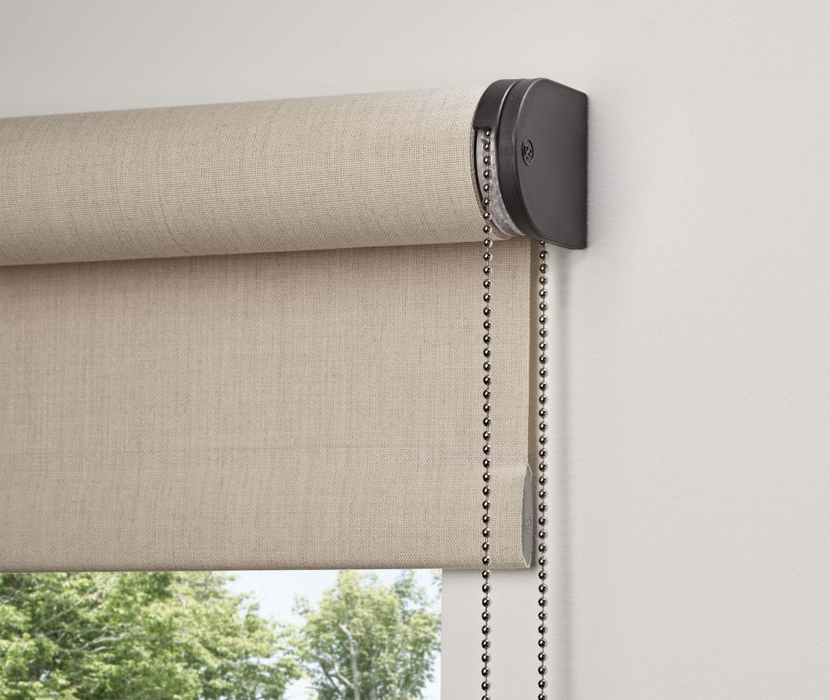 Chain control for a zero deflection roller blind